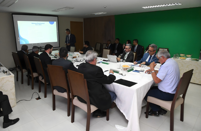 Prestação de contas do quarto trimestre de 2025 é apresentada pelo contador do PLAS/JMU durante a reunião