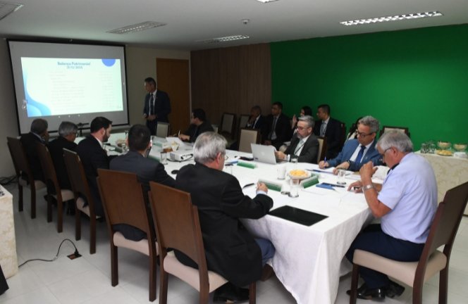 Prestação de contas do quarto trimestre de 2025 é apresentada pelo contador do PLAS/JMU durante a reunião