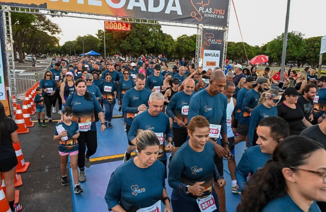 Corrida "PLAS/JMU Sunset Run" reúne cerca de 1,5 mil pessoas em celebração à saúde, esporte e integração